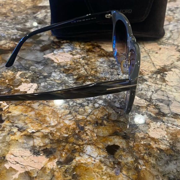 Tom Ford Women's Sunglasses TF365
Leona Cat Eye Grey Silver Lens Brown gradient - Picture 4 of 11